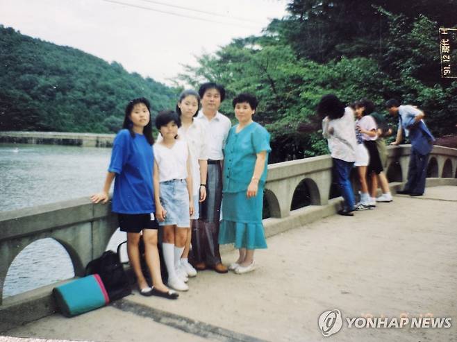 초등학교 시절 아버지, 어머니, 언니들과 함께 한 윤미숙 부위원장(왼쪽에서 두 번째) [본인 제공]