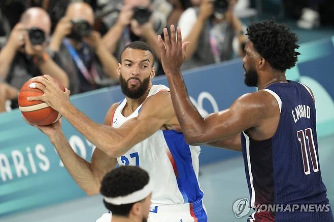 파리 올림픽에 출전한 뤼디 고베르(왼쪽) [AP=연합뉴스. 자료 사진]