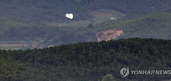 쓰레기 풍선 살포하는 북한 (파주=연합뉴스) 임병식 기자 = 5일 오전 경기도 파주시 오두산 통일전망대에서 바라본 북한 황해북도 개풍군에서 쓰레기 풍선이 떠오르고 있다. 2024.9.5 andphotodo@yna.co.kr