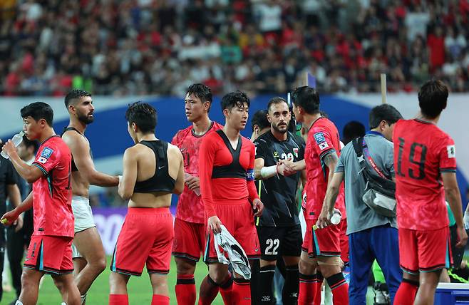 한국 축구대표팀과 팔레스타인 축구대표팀이 경기 후 악수한다