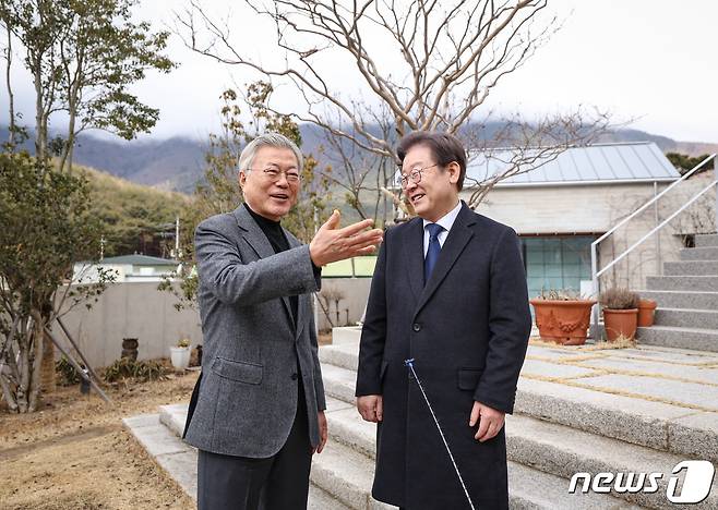 이재명 더불어민주당 대표가 4일 오후 경남 양산시 하북면 평산마을을 찾아 문재인 전 대통령을 예방하고 있다. (더불어민주당 제공) 2024.2.4/뉴스1