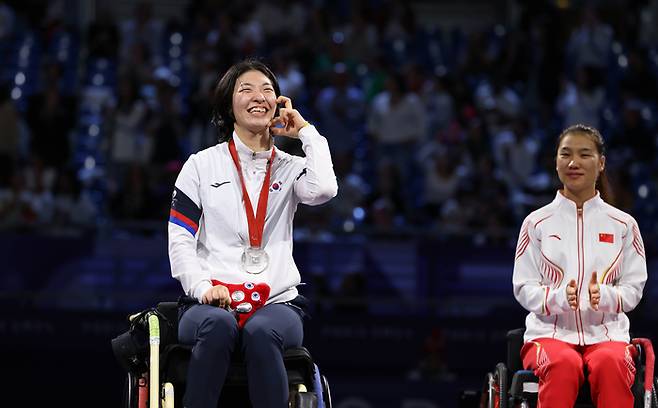 펜싱 대표팀 권효경이 7일(한국시간) 프랑스 파리 그랑팔레에서 열린 2024 파리 패럴림픽 휠체어펜싱 여자 에페A 단식에서 은메달을 따낸 후 시상식에서 세리머니를 하고 있다. 사진 | 대한장애인체육회