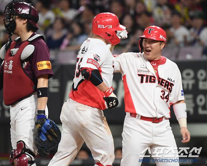 6일 광주 기아 챔피언스필드에서 열린 키움-KIA전. 6회말 2사 2, 3루 한준수가 3점 홈런을 친 후 최형우의 환영을 받고 있다. 광주=정재근 기자 cjg@sportschosun.com/2024.9.6/
