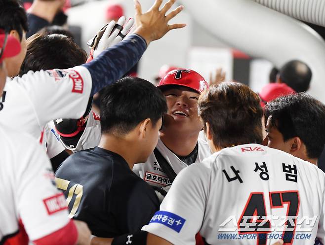 6일 광주 기아 챔피언스필드에서 열린 키움-KIA전. 6회말 2사 2, 3루 한준수가 3점 홈런을 친 후 환영받고 있다. 광주=정재근 기자 cjg@sportschosun.com/2024.9.6/