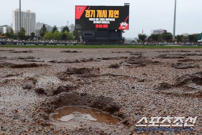 7일 광주 기아 챔피언스필드에서 키움과 KIA의 경기가 열릴 예정이지만 많은 비가 내려 경기 개시가 지연되고 있다.  광주=정재근 기자 cjg@sportschosun.com/2024.9.7/