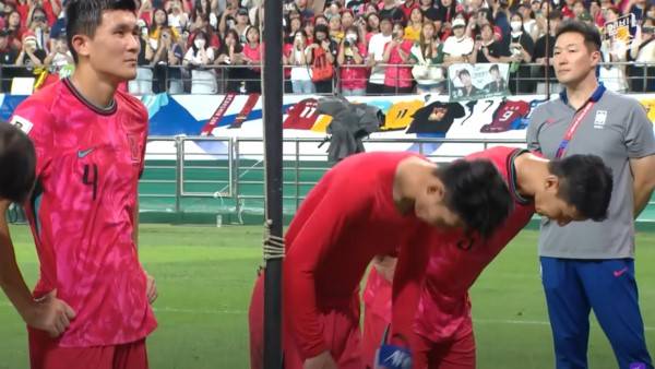 팬들을 향한 인사를 거부한 김민재. ⓒ유튜브 엠빅뉴스
