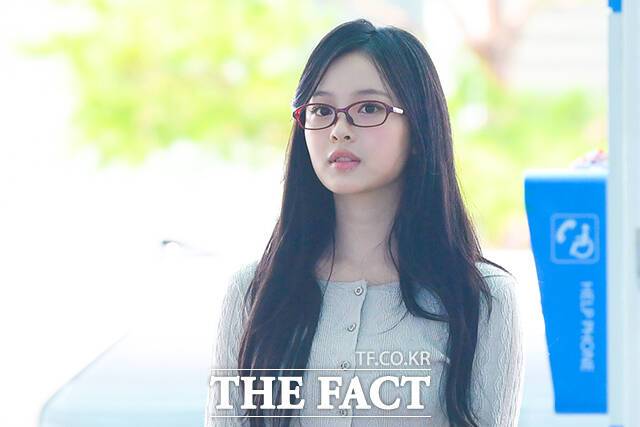 그룹 뉴진스의 하니가 7일 오후 '2024 더팩트 뮤직 어워즈(TMA)' 참석차 인천국제공항을 통해 일본 오사카로 출국하고 있다. /인천국제공항=서예원 기자