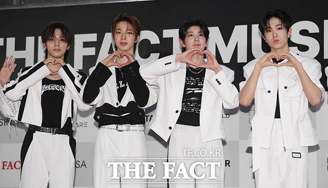 하트하는 소 건과 토모야, 유키, 휴이(왼쪽부터).