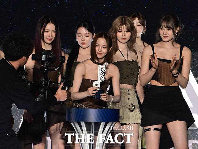 <더팩트>가 주최하고 팬앤스타와 필링바이브(FEELINGVIVE)가 주관하는 '2024 더팩트 뮤직 어워즈(2024 THE FACT MUSIC AWARDS, TMA)'가 7일 오후 일본 오사카 '교세라 돔 오사카'에서 열린 가운데 '올해의 아티스트'를 수상한 그룹 니쥬가 트로피를 들고 있다. /교세라 돔 오사카=남윤호 기자