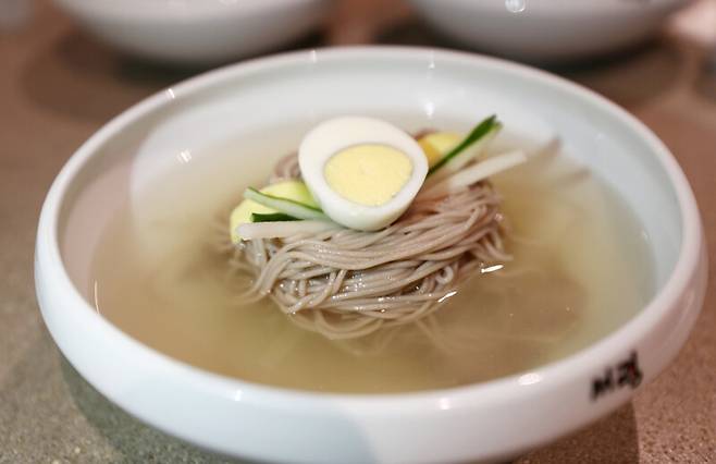 ‘서령’에서 파는 평양냉면. 박미향 기자