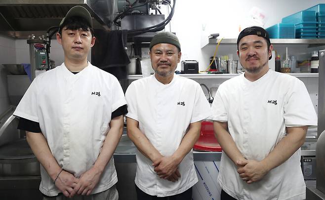 ‘서령’ 창업자 정종문(가운데)씨가 뽑은 제자들. 이원재(맨왼쪽), 김의곤(맨오른쪽), 황석준 3명의 제자는 쉬는 날이 달라 다 모이기가 쉽지 않다. 박미향 기자