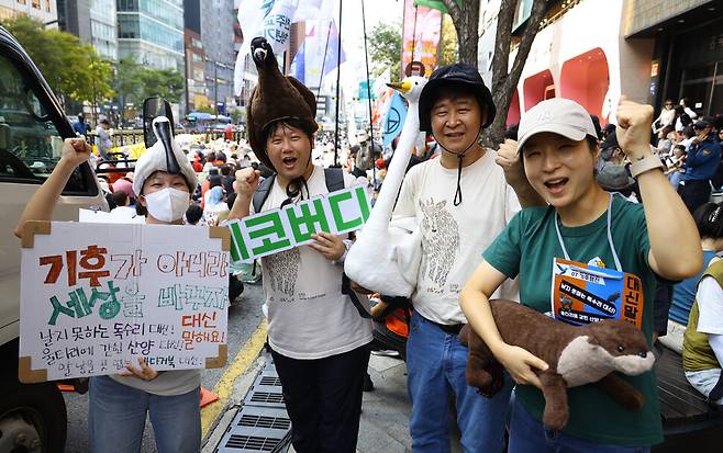 전국 611개 환경 시민 노동 종교 단체 등이 참여한 가운데 \"기후가 아니라 세상을 바꾸자\"라는 주제로 7일 오후 서울 강남역 일대에서 열린 `907 기후 정의행진\'에서 참가자들이 각자 환경과 기후변화의 심각성을 알리는 구호를 외치며 행진하고 있다. 윤운식 선임기자 yws@hani.co.kr