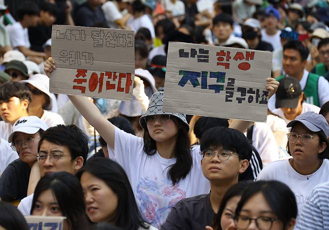 전국 611개 환경 시민 노동 종교 단체 등이 참여한 가운데 \"기후가 아니라 세상을 바꾸지\"라는 주제로 7일 오후 서울 강남역 일대에서 열린 `907 기후 정의행진\'에서 참가자들이 각자 환경과 기후변화의 심각성을 알리는 구호를 외치며 행진하고 있다. 윤운식 선임기자 yws@hani.co.kr