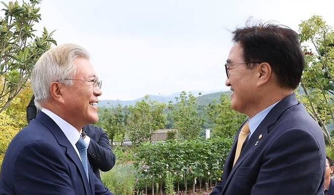 우원식 국회의장(오른쪽)이 7일 경남 양산 평산마을에서 문재인 대통령과 만나 악수하고 있다. 우원식 국회의장 페이스북 갈무리