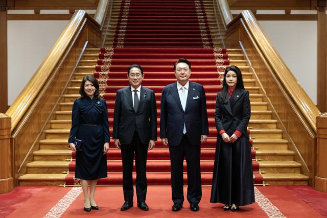 윤석열 대통령과 부인 김건희 여사가 6일 청와대에서 기시다 후미오 일본 총리와 부인 기시다 유코 여사와 만찬을 함께 하며 기념촬영 하고 있다. 대통령실 제공