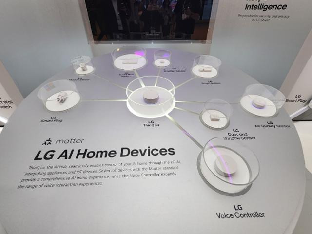 LG전자가 처음 선보인 AI 홈 디바이스인 '씽큐 온'. 생성형 AI를 탑재한 씽큐 온이 각종 센서를 분석해 사용자와 대화하며 주변 기기를 제어하고 최적의 상태를 유지하게 하는 일종의 플랫폼 역할을 한다. 베를린=김지현 기자
