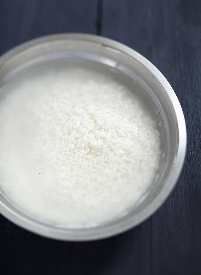 묵은 쌀로 밥을 지을 때 밥솥에 올리브유나 식용유를 세 네 방울 떨어뜨리면 윤기 나고 찰기 있는 밥을 만들 수 있다./사진=클립아트코리아