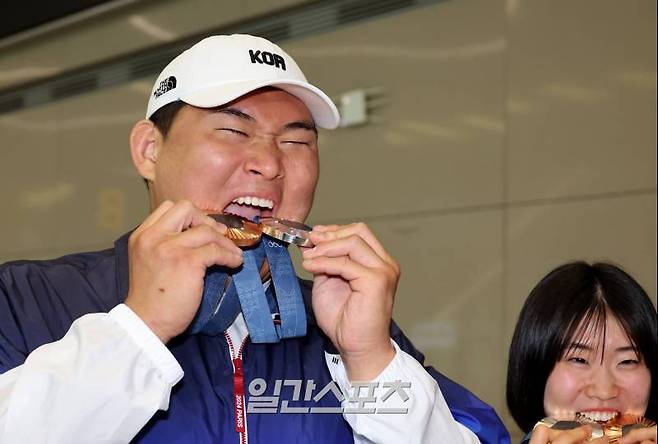 대한민국 유도대표팀 선수들이 2024 파리올림픽을 마치고 5일 오후 인천국제공항을 통해 귀국했다. 대표팀 김민종이 입국장에서 허미미, 김하윤과 함께 메달을 들고 포즈를 취하고 있다. 유도대표팀은 이번 파리올림픽에서 개인전 은메달 2개(남자 100㎏ 이상급 김민종, 여자 57㎏급 허미미)와 동메달 2개(남자 81㎏급 이준환, 여자 78㎏ 이상급 김하윤)를, 혼성단체전에서 동메달을 획득하며 메달 5개를 따내는 성적을 거뒀다. 인천공항=김민규 기자 mgkim1@edaily.co.kr /2024.08.05/