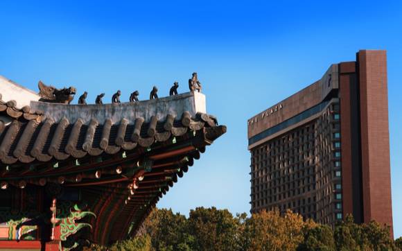 덕수궁에서 바라보는 더 플라자 전경. [사진=한화호텔앤리조트]