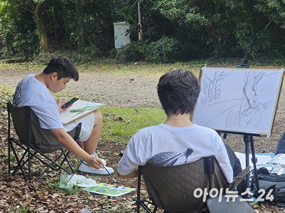 친구와 콘테스트에 참가한 학생들이 열심히 그림을 그리고 있다. [사진=박태진 기자]