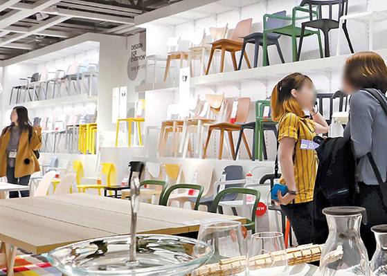 이케아는 창고형 단독 점포로 경쟁사들과 차별화하고 있지만 최근 3년간 실적 부진에 처했다. [사진 각 사]