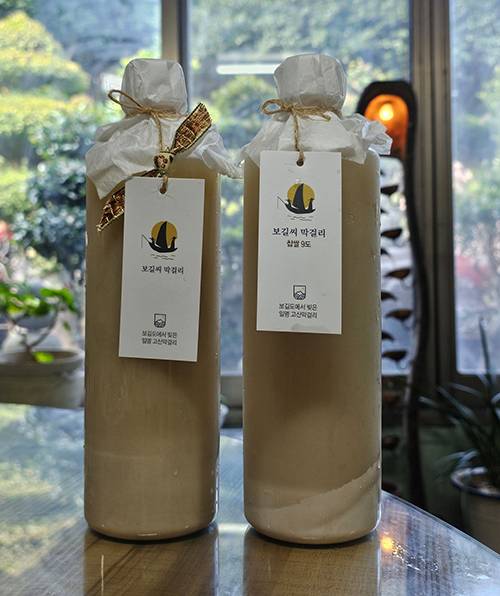 보길도 내 유일한 양조장 보길도가에서 만든 순곡주 ‘보길씨 막걸리’. 계절에 따라 동백꽃, 비파열매 등을 넣어 술을 빚기도 한다. [사진 이승훈]
