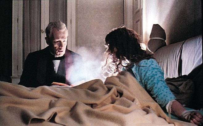 윌리엄 프리드킨 감독의 영화 <엑소시스트>는 천주교 신부들이 소녀에게 씌인 악마를 쫓아내는 ‘엑소시즘’을 다룬 작품이다. 워너브러더스코리아 제공