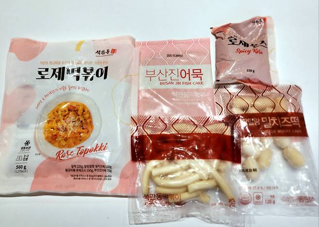 Meal kit components of rose Seokgwan-dong Tteokbokki (The Korea Herald)