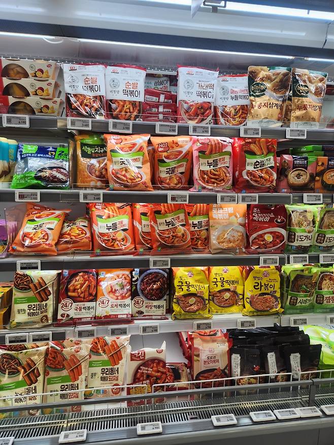 A branch of E-mart, Korea's largest discount store chain, sells over 20 different tteokbokki meal kits, Aug. 27. (The Korea Herald)