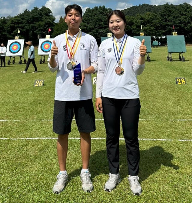 대학부 혼성 단체전서 금메달을 합작한 최두희·염혜정.경희대 제공