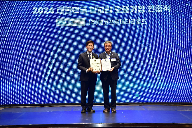 지난 5일 서울 여의도에서 열린 ‘2024 대한민국 일자리 으뜸기업’ 인증식에서 에코프로머티리얼즈 조병육(오른쪽) 전무가 김문수 고용노동부장관과 기념촬영을 하고 있다. <사진제공=에코프로그룹>