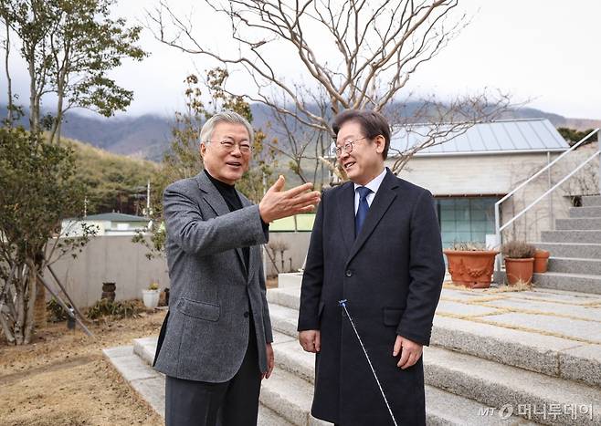 이재명 더불어민주당 대표가 4일 오후 경남 양산시 하북면 평산마을을 찾아 문재인 전 대통령을 예방하고 있다. (더불어민주당 제공) 2024.2.4/뉴스1  Copyright (C) 뉴스1. All rights reserved. 무단 전재 및 재배포,  AI학습 이용 금지.