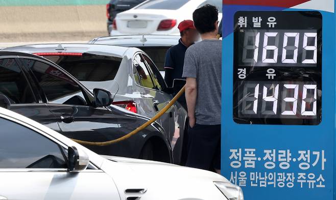 국내 주유소에서 판매되는 휘발유와 경유 가격이 6주 연속 하락했다. 사진은 서울 서초구 경부고속도로 만남의광장 주유소에 가격이 표시된 모습. / 사진=뉴스1 이동해 기자
