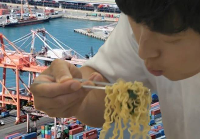 지난 6일 방송된 MBC 프로그램 ‘나혼자 산다’에서 기안84가 새 냄비에 끓인 라면을 먹고 있다. [MBC·연합 자료]