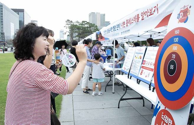 [서울=뉴시스] 한국노바티스는 지난 5일 ‘대사증후군 서울시와 오락하자’ 행사를 통해 나쁜콜레스테롤에 대한 인식개선 캠페인을 진행했다. (사진=한국노바티스 제공) 2024.09.07. photo@newsis.com *재판매 및 DB 금지