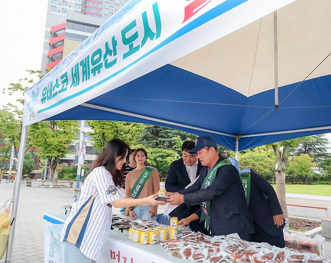 [함안=뉴시스]함안 말이산고분군, 유네스코 세계유산 등재 1주년 기념 '쌀소비촉진' 홍보.2024.09.07.(사진=함안군 제공)photo@newsis.com *재판매 및 DB 금지