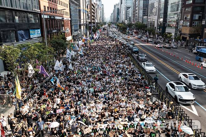 [서울=뉴시스] 김근수 기자 = UN이 지정한 푸른하늘의 날인 7일 서울 강남구 서울지하철 2호선 강남역 인근에서 907 기후정의행진에서 참가자들이 집회를 하고 있다.푸른 하늘의 날(9월7일)은 대기환경의 중요성을 알리고, 기후변화에 대한 이해와 관심을 높이기 위해 2019년 국제연합(UN) 기후행동 정상회의에서 대한민국의 제안으로 제정된 최초의 국제연합 기념일이자 국가기념일이다. 2024.09.07. ks@newsis.com