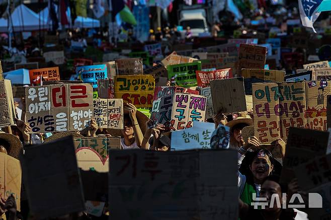 [서울=뉴시스] 김근수 기자 = UN이 지정한 푸른하늘의 날인 7일 서울 강남구 서울지하철 2호선 강남역 인근에서 907 기후정의행진에서 참가자들이 손팻말을 들고 구호를 외치고 있다.푸른 하늘의 날(9월7일)은 대기환경의 중요성을 알리고, 기후변화에 대한 이해와 관심을 높이기 위해 2019년 국제연합(UN) 기후행동 정상회의에서 대한민국의 제안으로 제정된 최초의 국제연합 기념일이자 국가기념일이다. 2024.09.07. ks@newsis.com