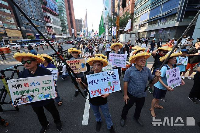 [서울=뉴시스] 김근수 기자 = UN이 지정한 푸른하늘의 날인 7일 서울 강남구 서울지하철 2호선 강남역 인근에서 907 기후정의행진에서 참가자들이 행진하고 있다.푸른 하늘의 날(9월7일)은 대기환경의 중요성을 알리고, 기후변화에 대한 이해와 관심을 높이기 위해 2019년 국제연합(UN) 기후행동 정상회의에서 대한민국의 제안으로 제정된 최초의 국제연합 기념일이자 국가기념일이다. 2024.09.07. ks@newsis.com