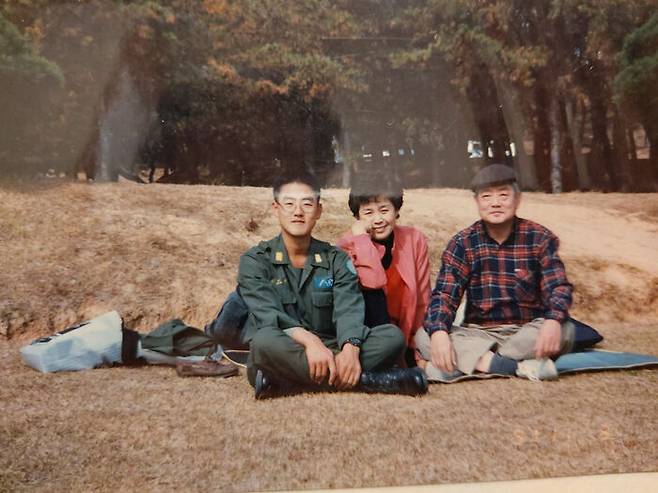 군 훈련병 시절 아버지 임명방 교수, 어머니 임순중 여사와 함께