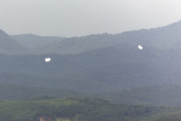 5일 오전 경기도 파주시 오두산 통일전망대에서 바라본 북한 황해북도 개풍군에서 쓰레기 풍선이 떠오르고 있다. 2024.9.5 연합뉴스