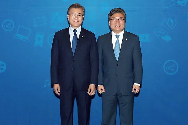 2017년 6월21일 당시 문재인 대통령이 일자리위원회 위원으로 임명한 이상직 전 의원과 기념촬영을 하는 모습 ⓒ페이스북