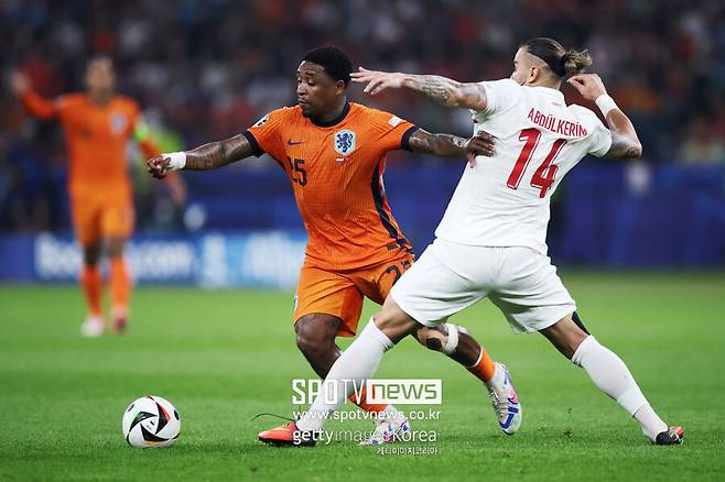 ▲&nbsp;베르흐바인은 네덜란드 매체 '더 텔레흐라프'와 인터뷰에서 "나는 로날트 쿠만 감독 밑에서 뛰고 싶지 않다"라고 말했다.&nbsp;이어 "쿠만 감독이 열정적인 국가대표팀 지도자라면 나에게 먼저 전화를 해봤어야 한다"라며 "쿠만 감독의 이야기를 TV로 들었다. 쿠만 감독과 멋진 순간들을 함께 했었는데, 너무 실망스럽다"라고 덧붙였다. 또한 "나는 네덜란드 대표팀에서 뛰는 것을 영광으로 생각했지만 지금 대표팀 감독의 밑이라면 더는 뛰고 싶지 않다"라며 "언론을 통해 의도적으로 나를 이상하게 이야기하는 감독과는 나 역시 끝이다"라고 전했다.