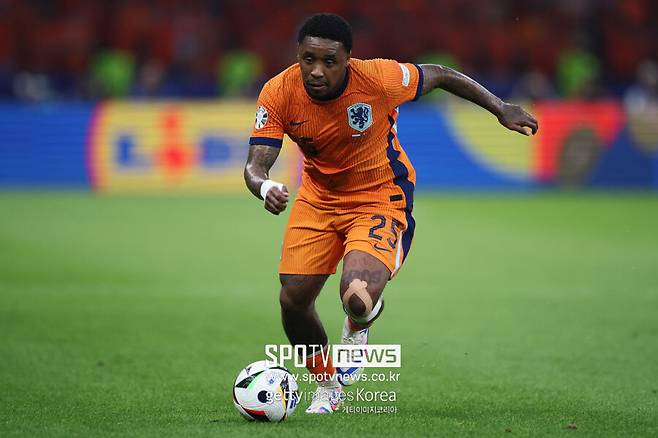 ▲&nbsp;베르흐바인은 네덜란드 매체 '더 텔레흐라프'와 인터뷰에서 "나는 로날트 쿠만 감독 밑에서 뛰고 싶지 않다"라고 말했다.&nbsp;이어 "쿠만 감독이 열정적인 국가대표팀 지도자라면 나에게 먼저 전화를 해봤어야 한다"라며 "쿠만 감독의 이야기를 TV로 들었다. 쿠만 감독과 멋진 순간들을 함께 했었는데, 너무 실망스럽다"라고 덧붙였다. 또한 "나는 네덜란드 대표팀에서 뛰는 것을 영광으로 생각했지만 지금 대표팀 감독의 밑이라면 더는 뛰고 싶지 않다"라며 "언론을 통해 의도적으로 나를 이상하게 이야기하는 감독과는 나 역시 끝이다"라고 전했다.