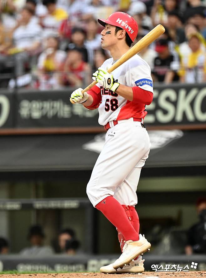 19일 오후 광주기아챔피언스필드에서 열린 '2024 신한 SOL Bank KBO리그' LG 트윈스와 KIA 타이거즈의 경기, 2회말 2사 1,2루 KIA 서건창이 볼넷으로 출루하고 있다. 엑스포츠뉴스 DB