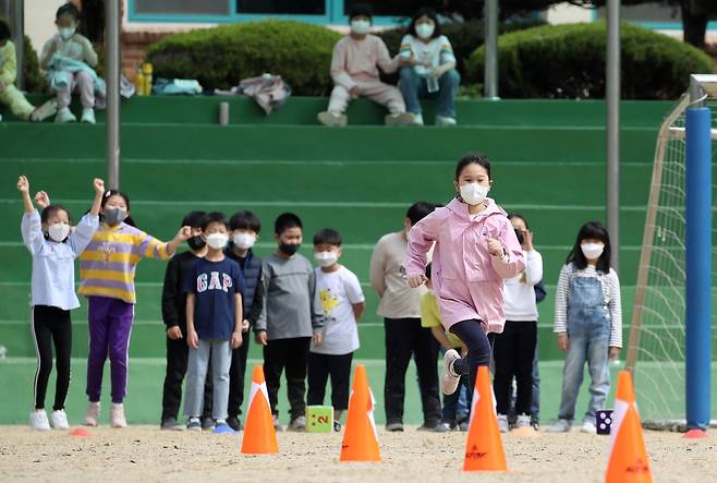 코로나 팬데믹 기간 광주 남구의 한 초등학교에서 열린 운동회. 2022년 [연합뉴스 자료사진]