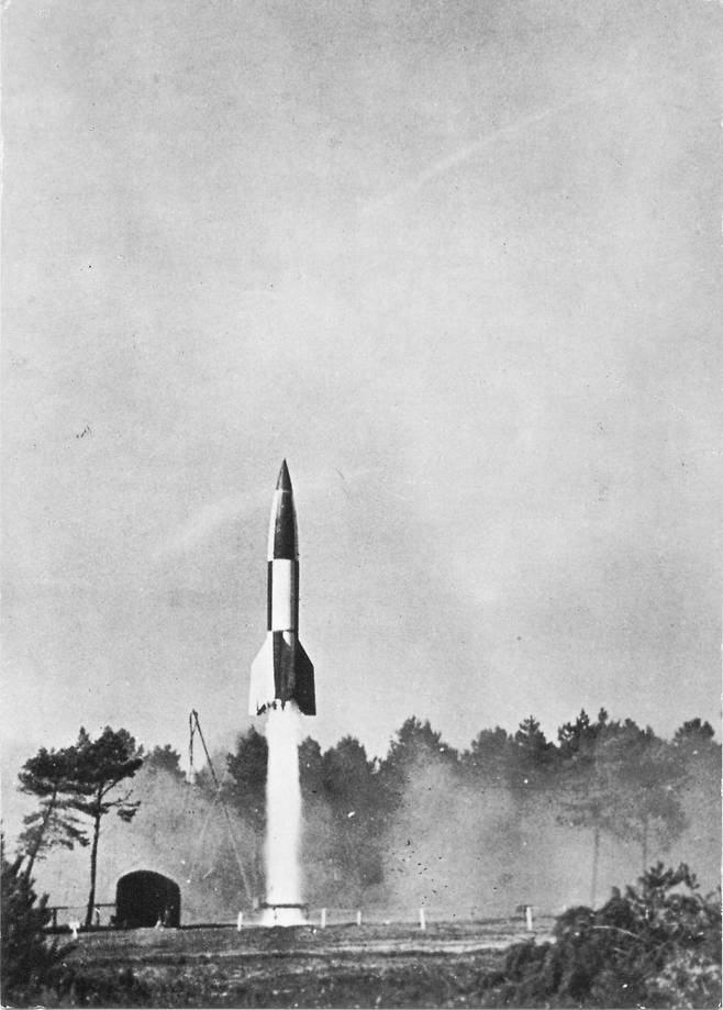 V-2 로켓. (출처: Unlisted, Science Museum (UK) postcard W7, own collection, 흑백사진(1945), Wikimedia Commons, Public Domain)