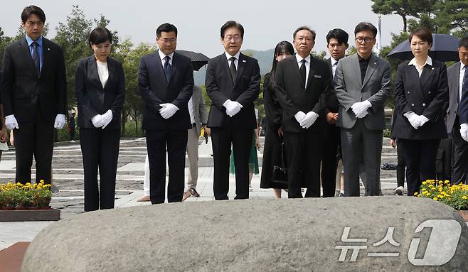 이재명 더불어민주당 대표가 8일 오전 경남 김해시 진영읍 봉하마을을 찾아 고 노무현 전 대통령 묘역을 참배하고 있다. 2024.9.8/뉴스1 ⓒ News1 윤일지 기자