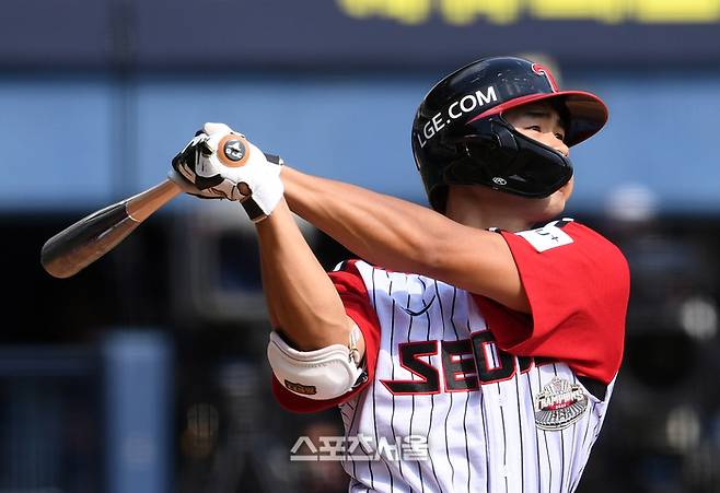 LG 이영빈이 8일 잠실구장에서 열린 2024 KBO리그 한화와 경기 3회말 2사 2-3 상황에서 한화 투수 김기중을 상대로 3점 홈런을 치고 있다. 2024. 9. 8.  잠실 | 박진업 기자 upandup@sportsseoul.com