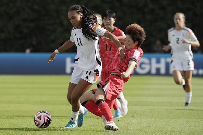 8일 콜롬비아 보고타에서 열린 대한민국과 독일의 2024 FIFA U-20 여자월드컵 조별리그 3차전 경기 장면. 배예빈이 바움의 돌파를 저지하고 있다. EPA연합뉴스